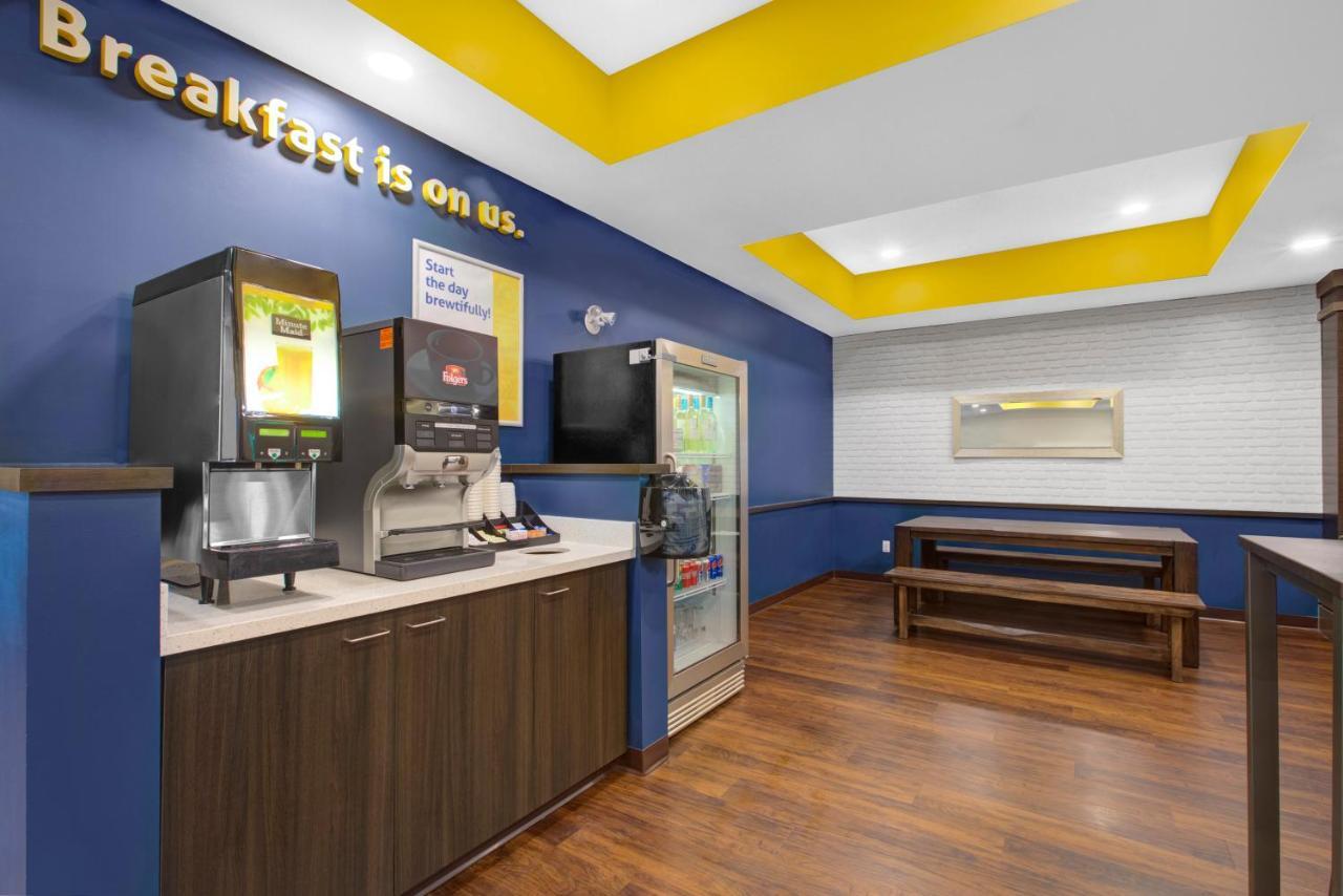 Days Inn & Suites By Wyndham Линдсей Экстерьер фото