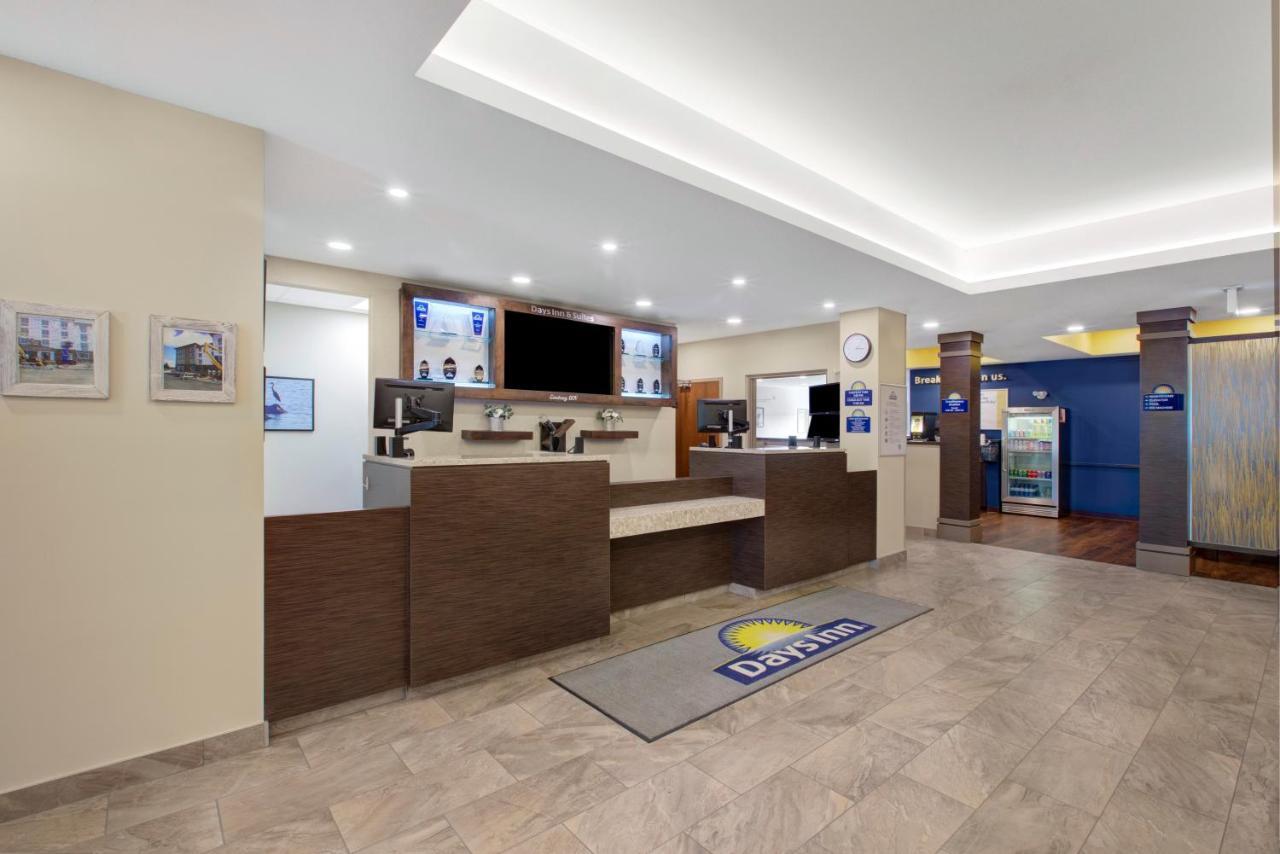 Days Inn & Suites By Wyndham Линдсей Экстерьер фото