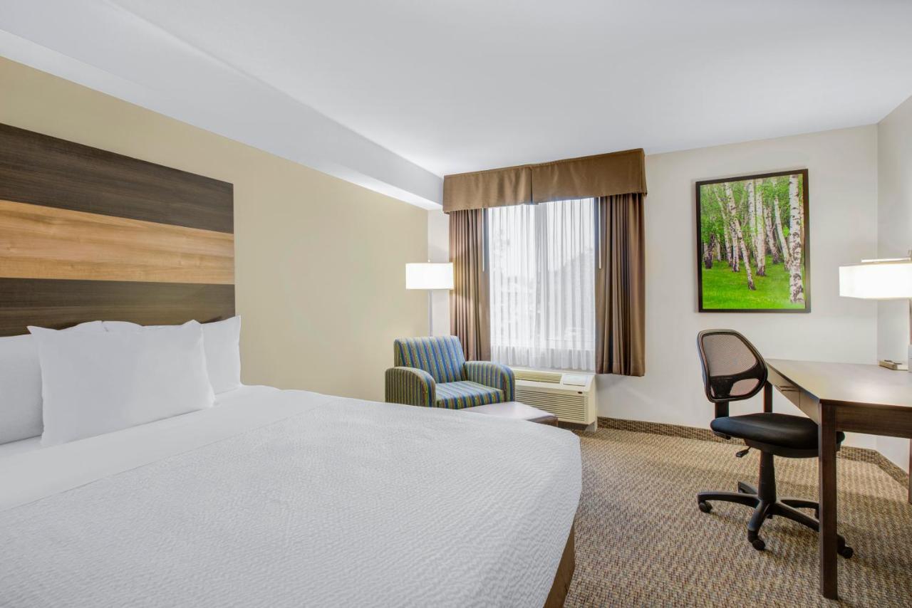 Days Inn & Suites By Wyndham Линдсей Экстерьер фото