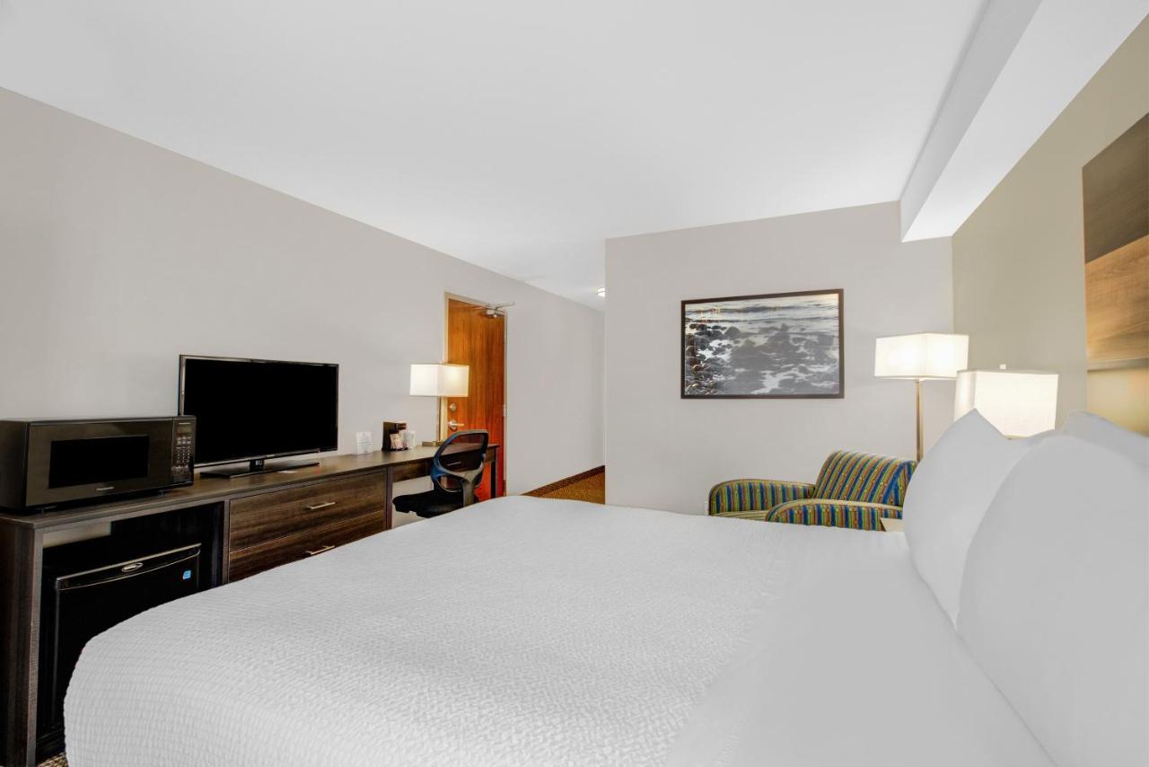 Days Inn & Suites By Wyndham Линдсей Экстерьер фото
